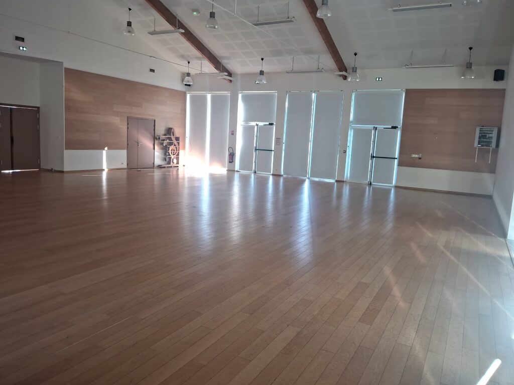 intérieur salle polyvalente - Agrandir l'image, fenêtre modale