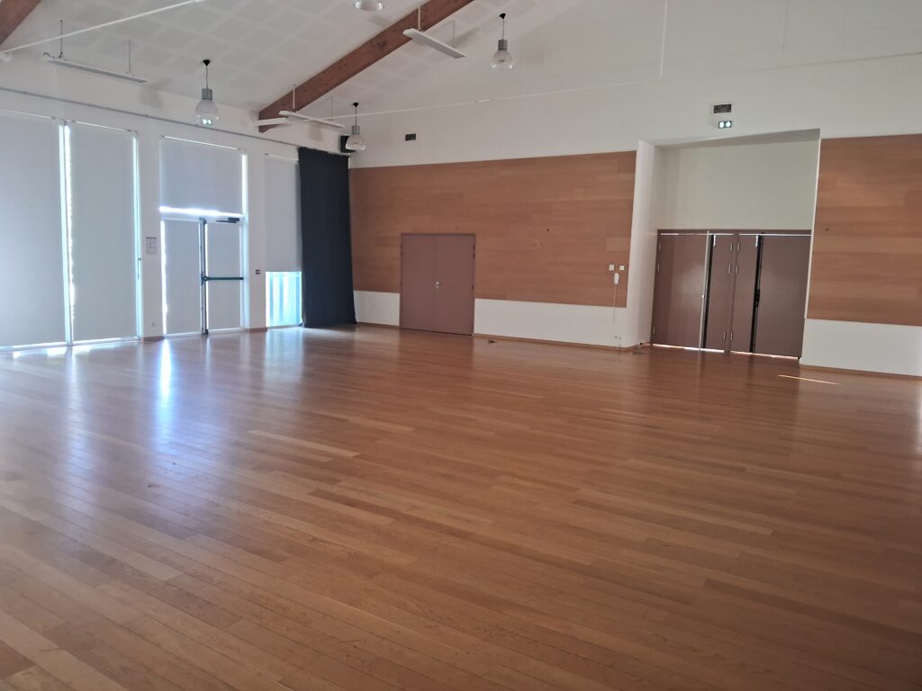 intérieur salle polyvalente - Agrandir l'image, fenêtre modale
